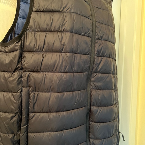 Men's Black Puffer Vest - Picture 3 of 9